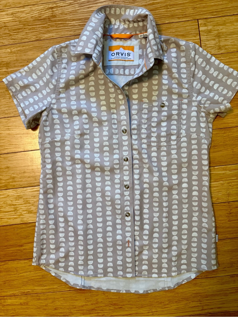 Orvis XS Short-Sleeve Button-Up Shirt with White Semi-Circle Print recycled poly